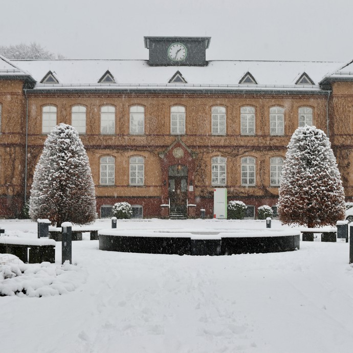 Verwaltungsgebäude im Schnee (vergrößerte Bildansicht wird geöffnet)