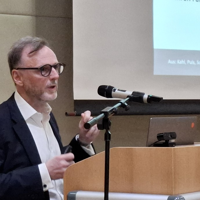 Prof. Dr. med. Kai Kahl hält einen Vortrag (vergrößerte Bildansicht wird geöffnet)