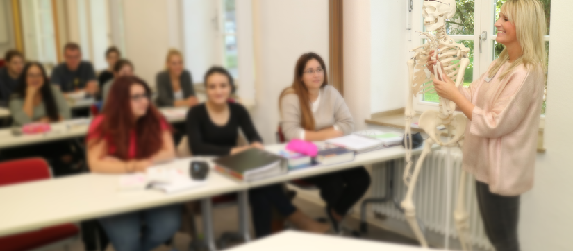 Dozentin in der Akademie erklärt am Skelett