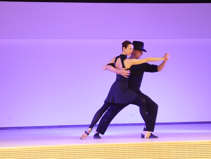 Tango auf der Bühne (vergrößerte Bildansicht wird geöffnet)