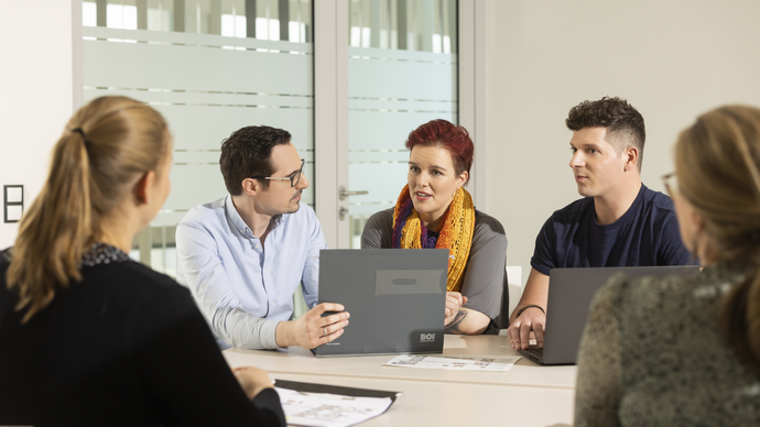 Kollegen in der Teambesprechung Kollegen in der Teambesprechung