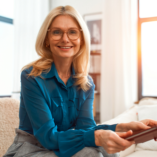 Blonde Frau lächelt in die Kamera