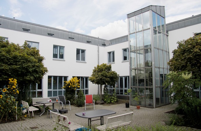 Im Innenhof der Tagesklinik Lünen