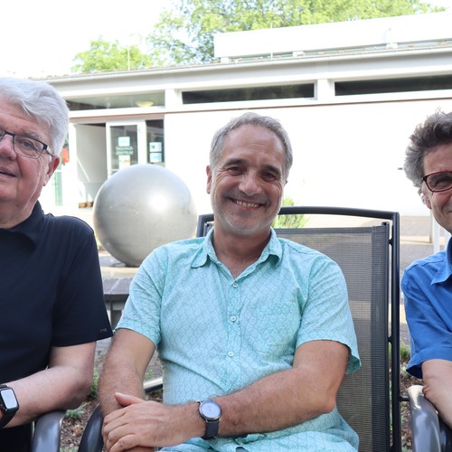 Marc Rackelmann mit Körperpsychotherapeut Uwe Hillebrandt und Moderator Hans Joachim Thimm