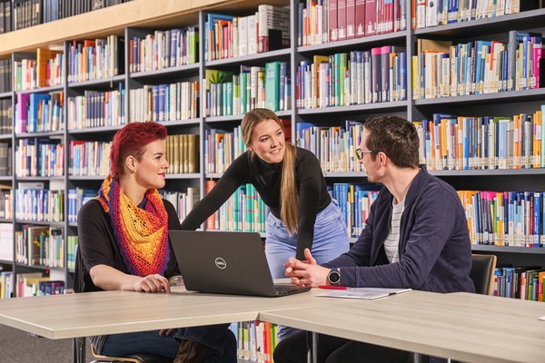 Kritikgespräch in der Bibliothek der Klinik