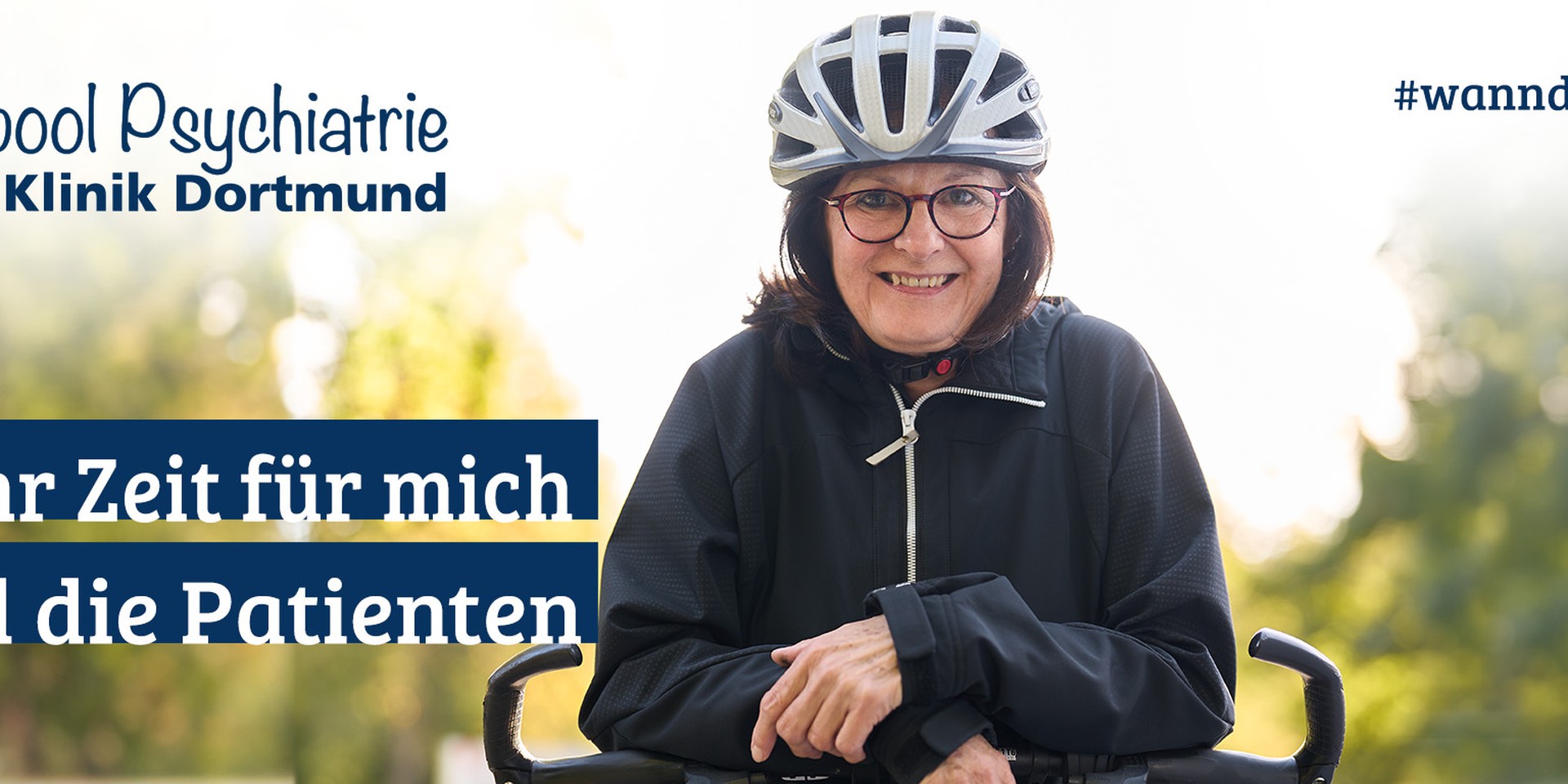 Eine junge Frau beugt sich über den Lenker ihres Fahrrads