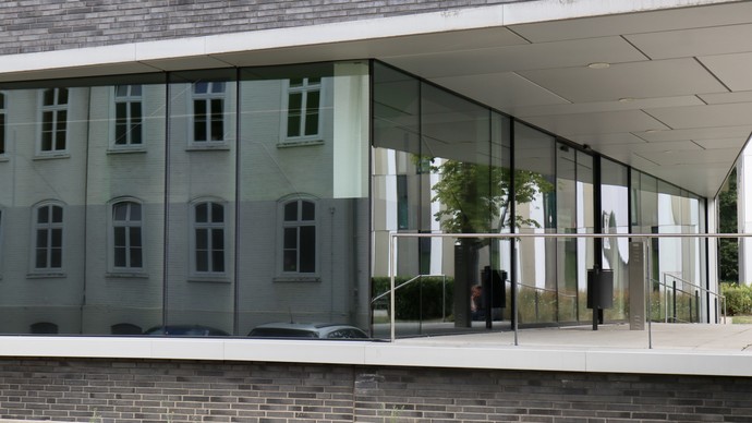 In der Glasfassade des Restaurants spiegeln sich Phönix-Haus und Haus 2