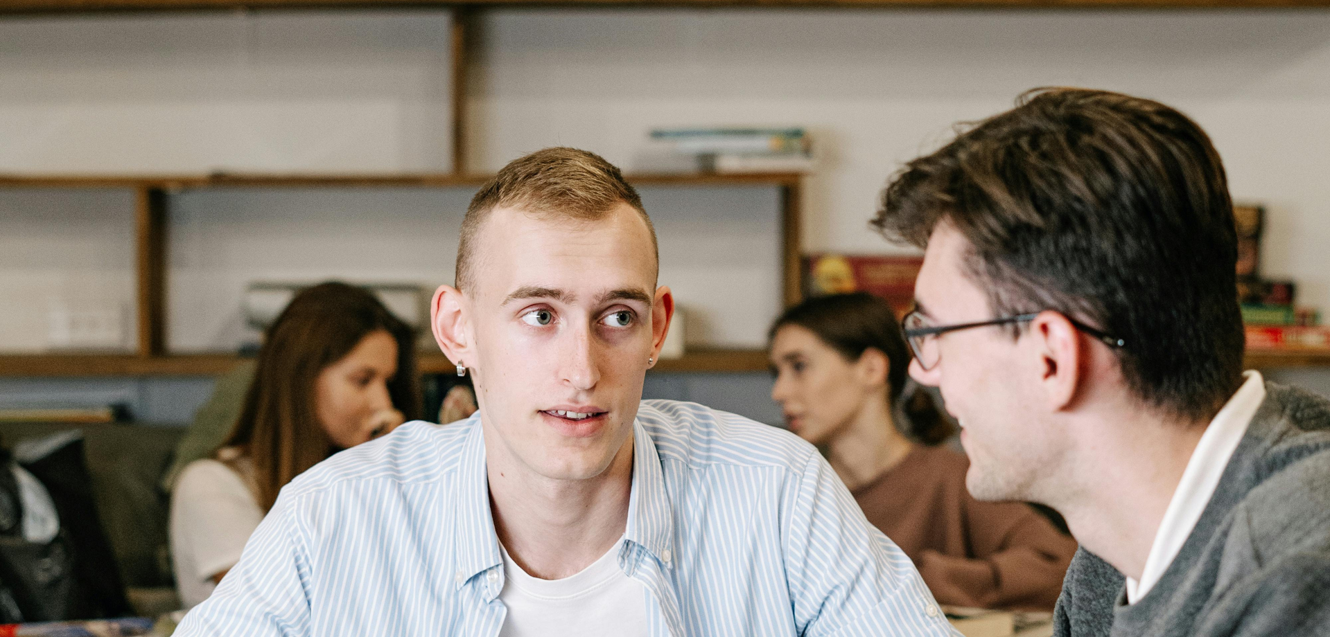 Junger Mann spricht vertrauensvoll mit einem Therapeuten