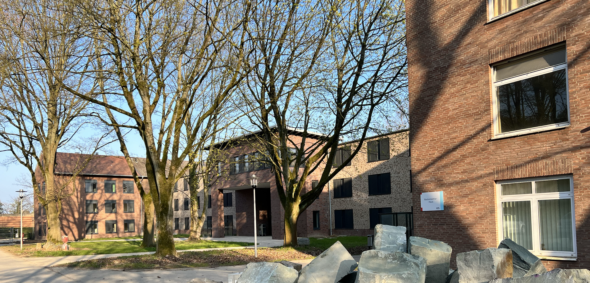 Der GB-Block, rechts das Backenköhler-Haus