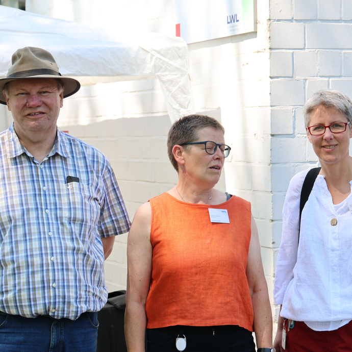 Seelsorger auf dem Sommerfest. (vergrößerte Bildansicht wird geöffnet)