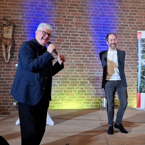 Felix Klieser mit Moderator OA ans Joachim Thimm auf der Bühne