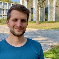 Alexander Reinhardt steht vor dem Phönix-Haus Alexander Reinhardt steht vor dem Phönix-Haus