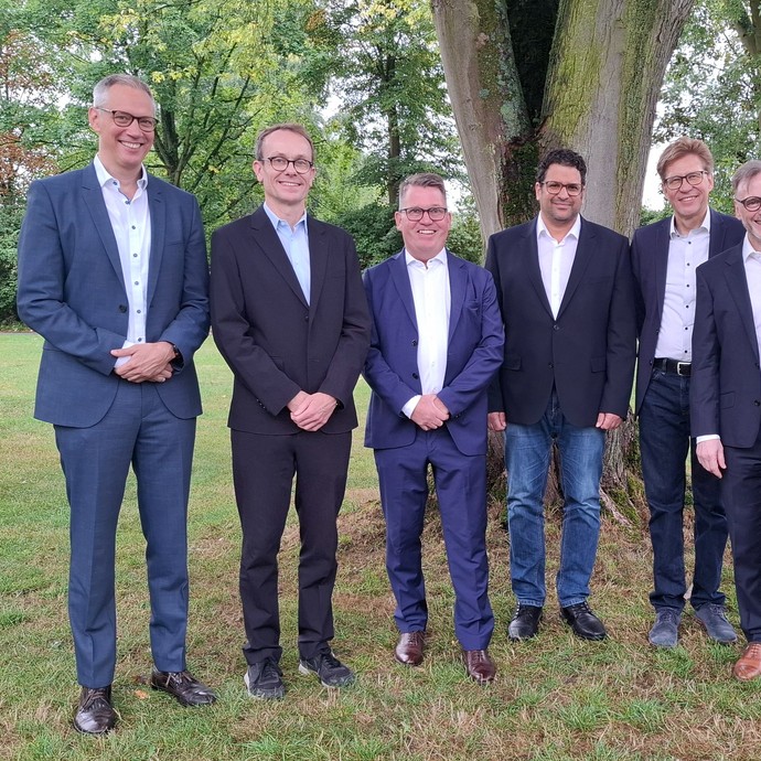 Eine Gruppe von Männern lächeln in die Kamera (vergrößerte Bildansicht wird geöffnet)
