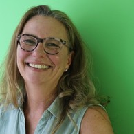 Eine Frau lächelt freundlich in die Kamera. Sie trägt eine Brille. Eine Frau lächelt freundlich in die Kamera. Sie trägt eine Brille.