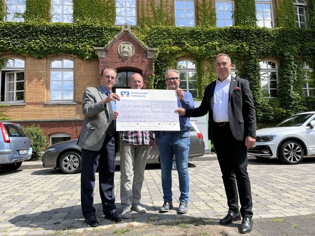 Vertreter des Lions-Clubs übergeben einen Scheck an OA Wischeler