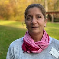 Eine Frau mit blonden Haar, nach hinten gebunden schaut interessiert in die Kamera Eine Frau mit blonden Haar, nach hinten gebunden schaut interessiert in die Kamera