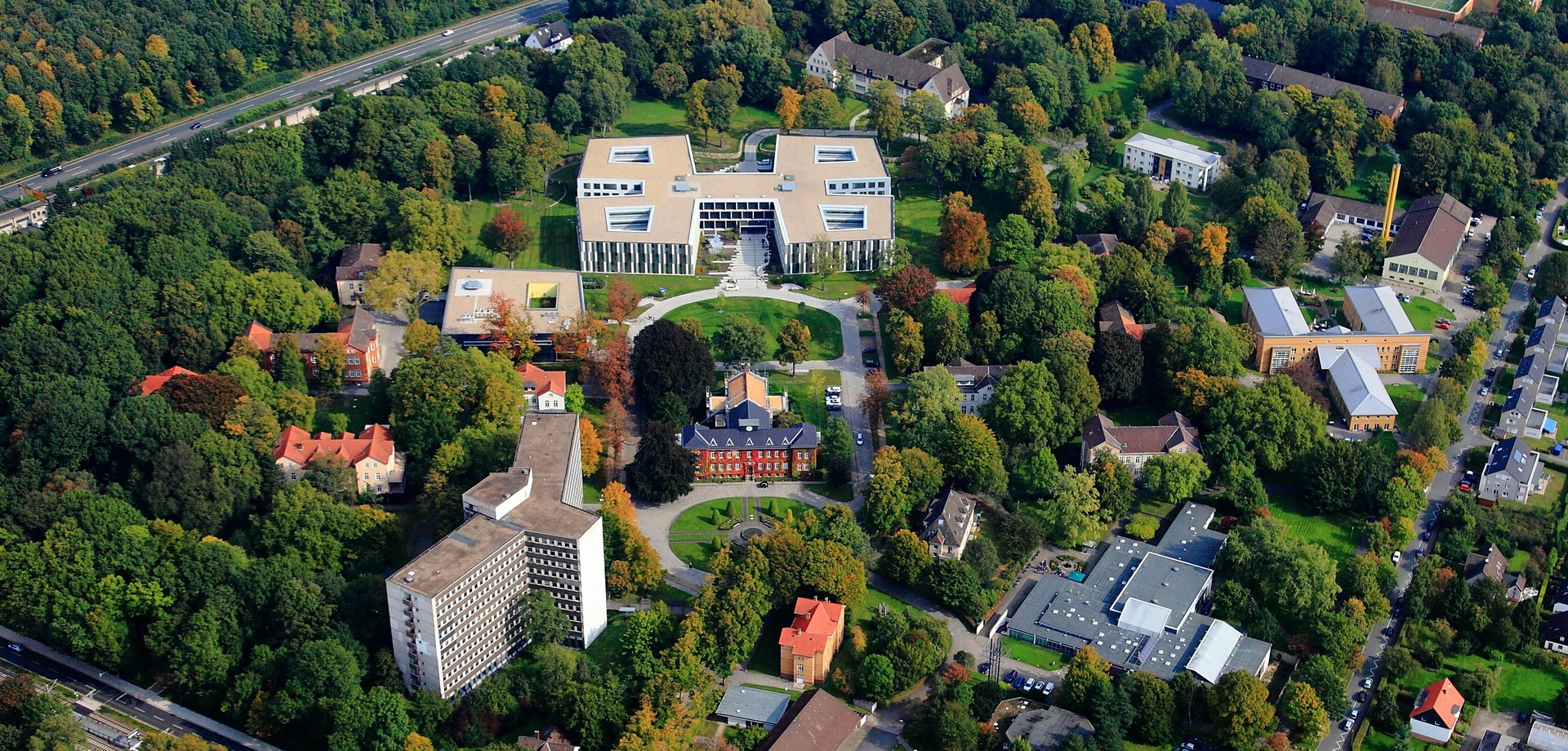 Das Klinikgelände mit dem Phönix-Haus, der Verwaltung und dem Hochhaus aus der Luft fotografiert.