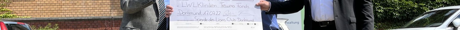 Dr. Thomas Graefenstein (l.) und René Thiemann (r.) vom Lions Club Dortmund überreichen den Spendenscheck an Volker Hustert und Michael Wischeler