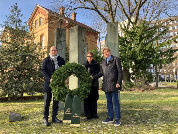 Prof. Jens Bothe, Yvonne  Auclair und Prof.Hans-Jörg Assion legen am Mahnmal spür die Opfer des Nationalsozialismus einen Kranz nieder
