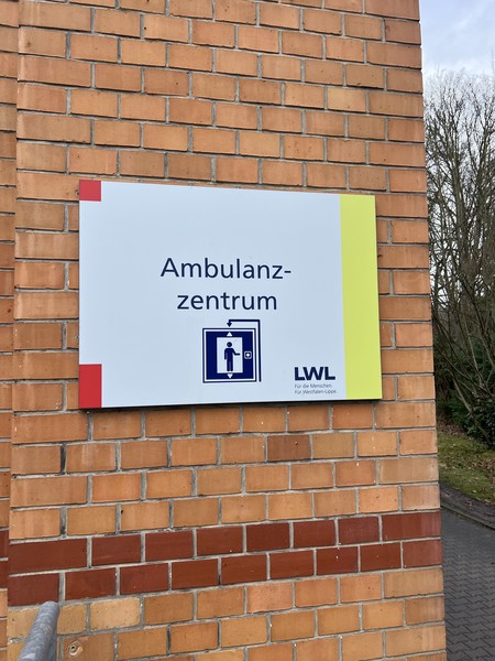 AmbulanzZentrum Eingangsschild