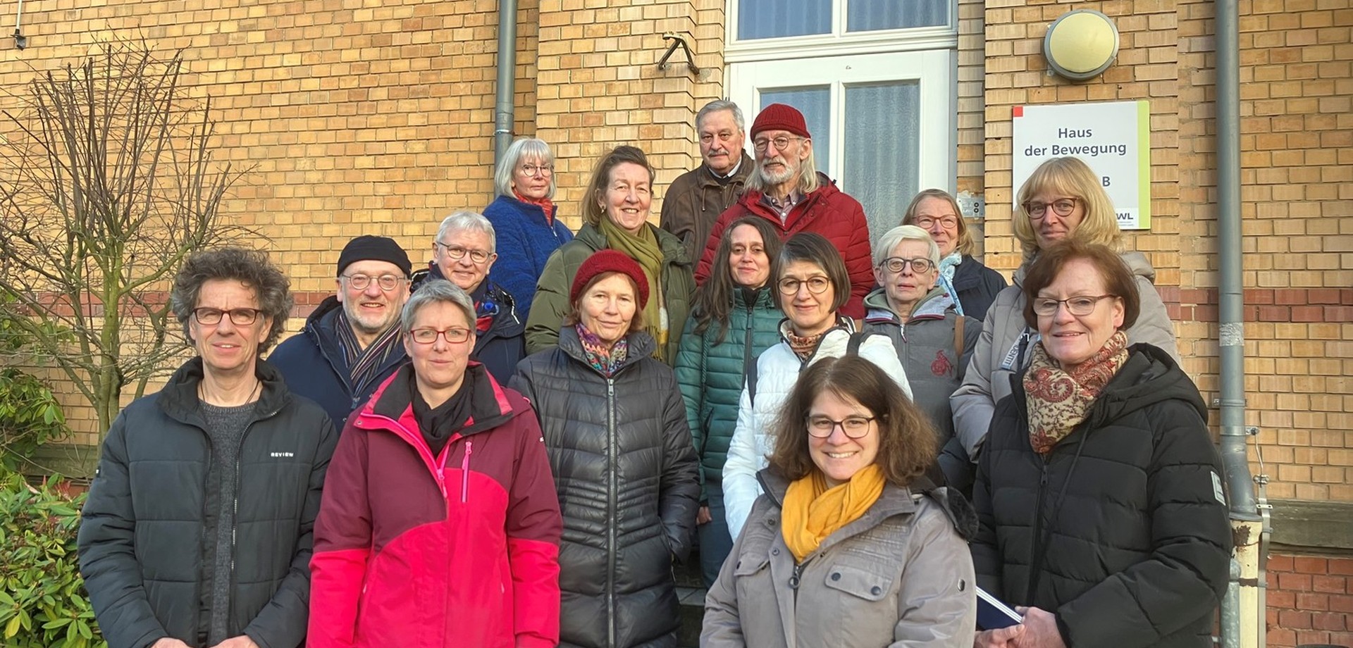 Die Besuchergruppe der Stadtpilgertouren vor dem Haus der Bewegung in der LWL-Klinik Dortmund