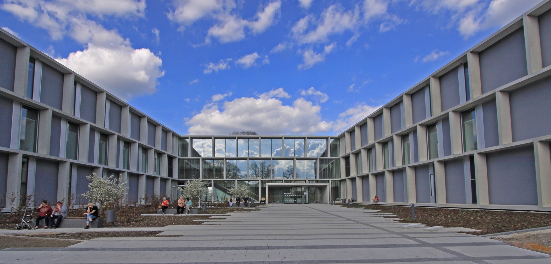 Das Phönix-Haus der LWL-Klinik Dortmund. Eingangsportal.