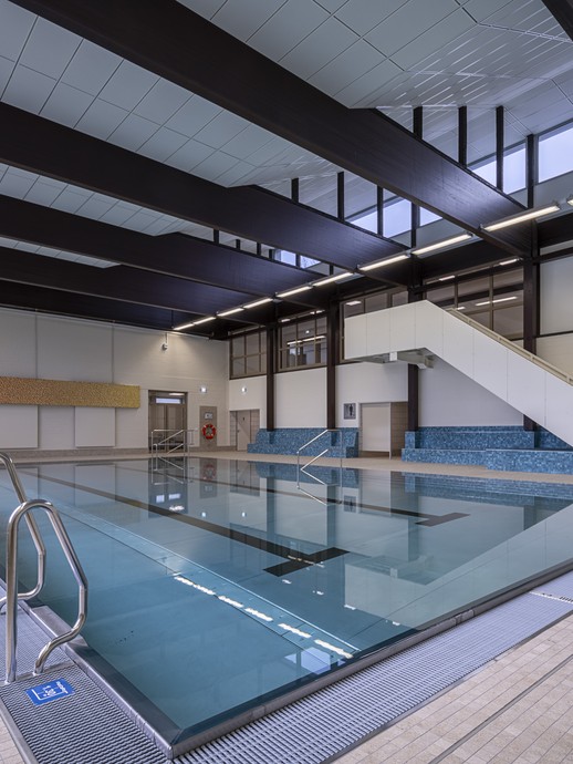Schwimmhalle (vergrößerte Bildansicht wird geöffnet)