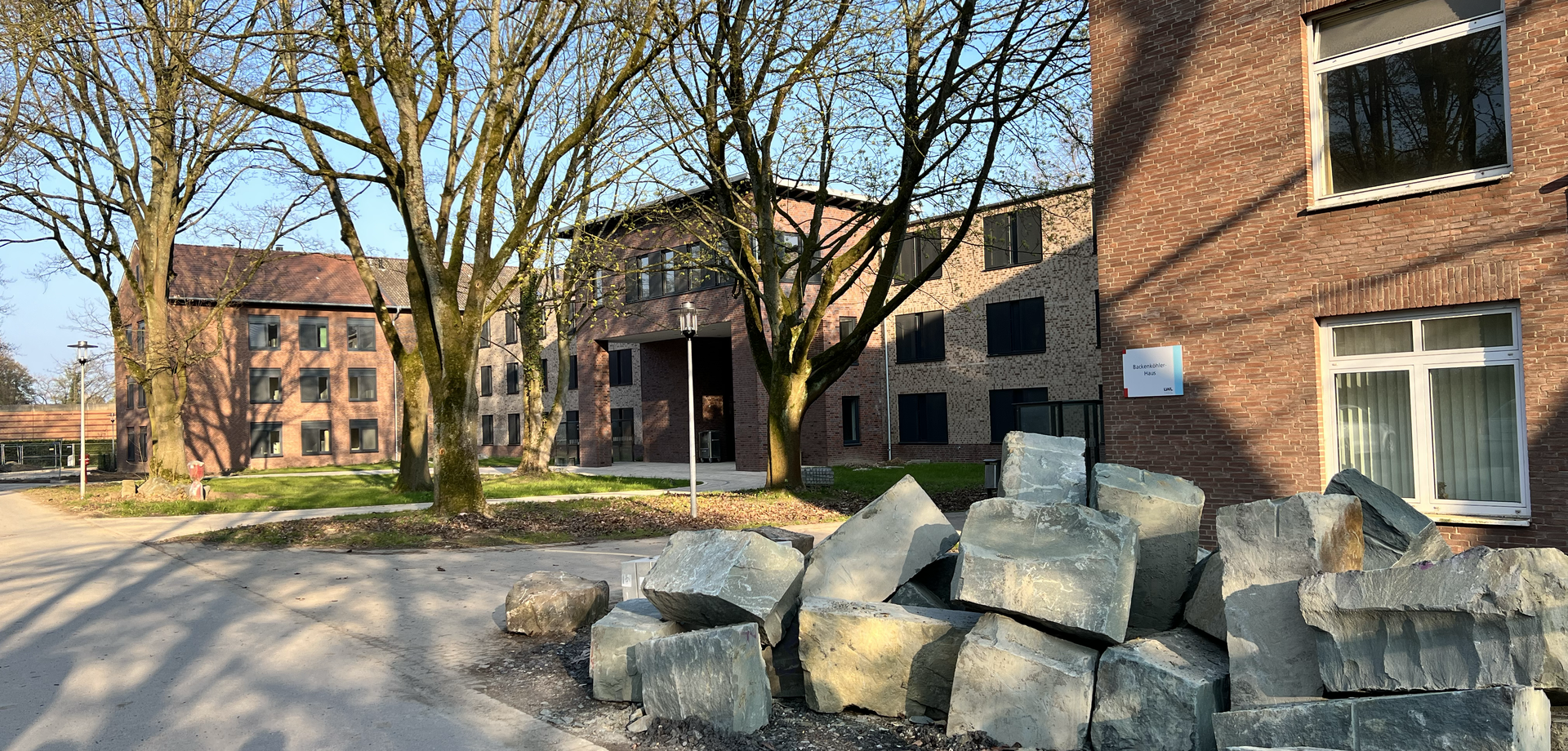 Der GB-Block, rechts das Backenköhler-Haus