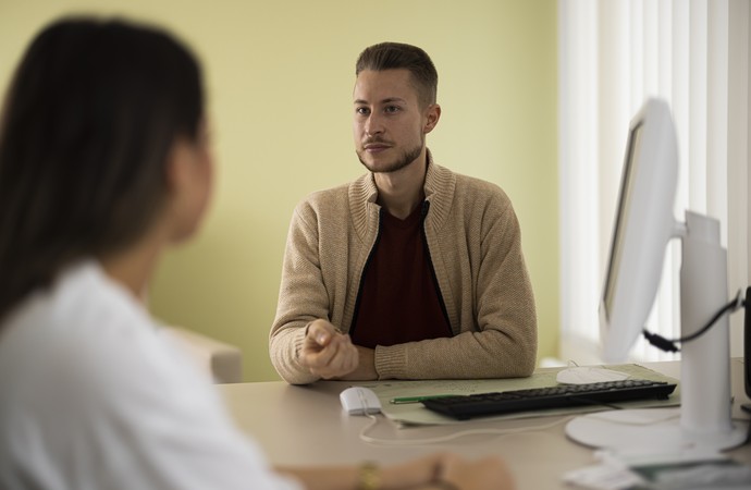 Zwei Personen sitzen sich gegenüber und sind im Gespräch