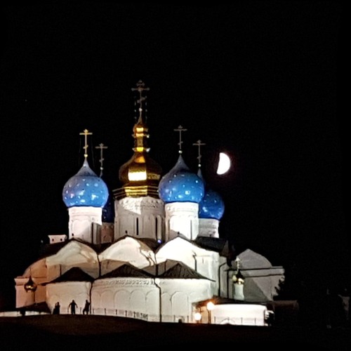 Die nächtliche Skyline des Kremls in Hasan.