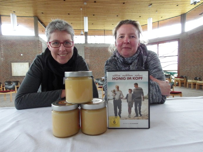 Pfarrerin Anke Thimm und Oberärztin Franziska Beuschel präsentieren Honigtöpfe in Anlehung an den Filmtitel: Honig im Kopf.