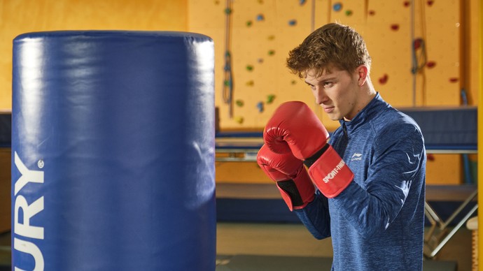 Mann am Boxsack