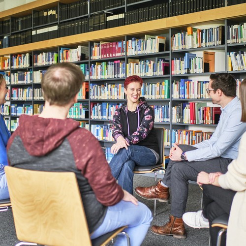 Arbeitsgruppe in der Bibliothek der Klinik