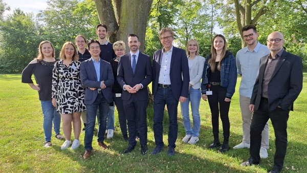 Dezernent Dr. Emanuel Wiggerich und Der ärztliche Direktor Prof. Dr. Hans Jörg Assion (Mitte) im Kreis der Referenten.
