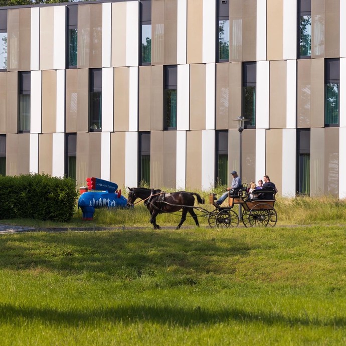 Kutschfahrt vor dem Phönix-Haus (vergrößerte Bildansicht wird geöffnet)