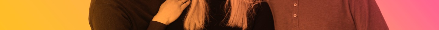 Zwei Männer und eine Frau lächeln freundlich in die Kamera