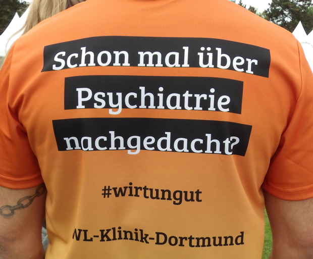 Rückenansicht des BeToRun Trikot der LWL-Klinik Dortmund mit dem Spruch: Schon mal über Psychiatrie nachgedacht.