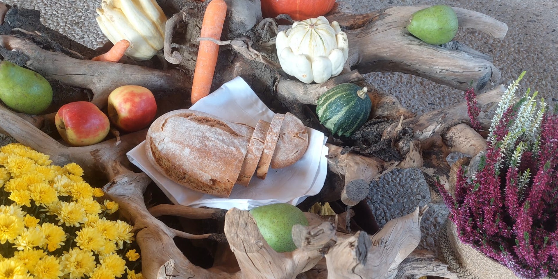Erntedankfest - ein geschmückter Tisch mit Brot