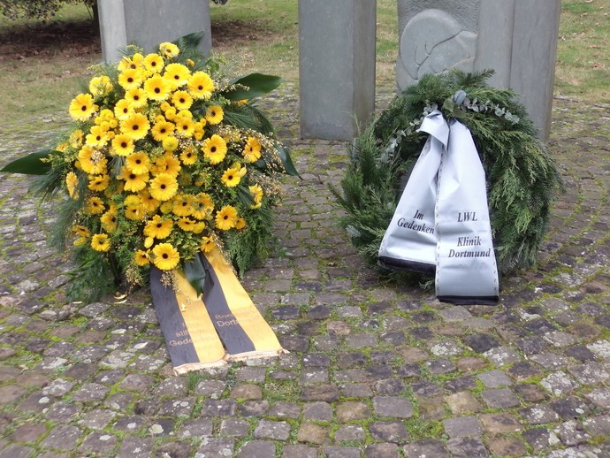 Kränze zum Gedenken an die Opfer des Holocausts