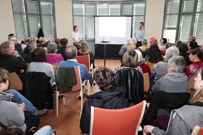 Vortragende vor Publikum im Forum der LWL-Tagesklinik Dortmund