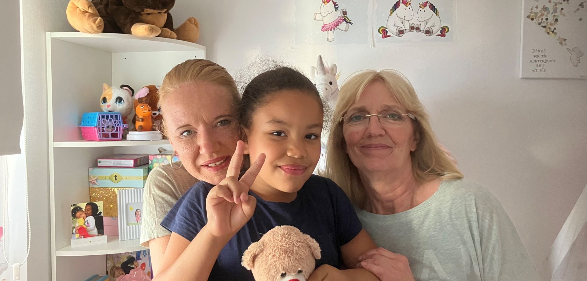 Melanie uns Sherene Schulz mit Sabine Bialetzki. Im Vordergrund ein Teddybär