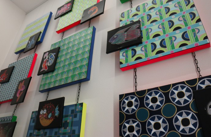 Bilderwand im Hausflur der Tagesklinik Unna