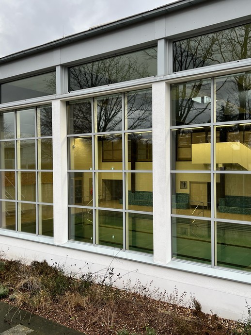 Blick von außenn in die Schwimmhalle (vergrößerte Bildansicht wird geöffnet)