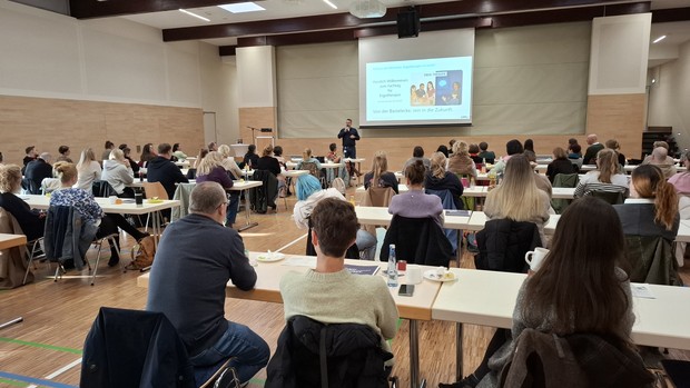 Publikum von hinten fotografiert