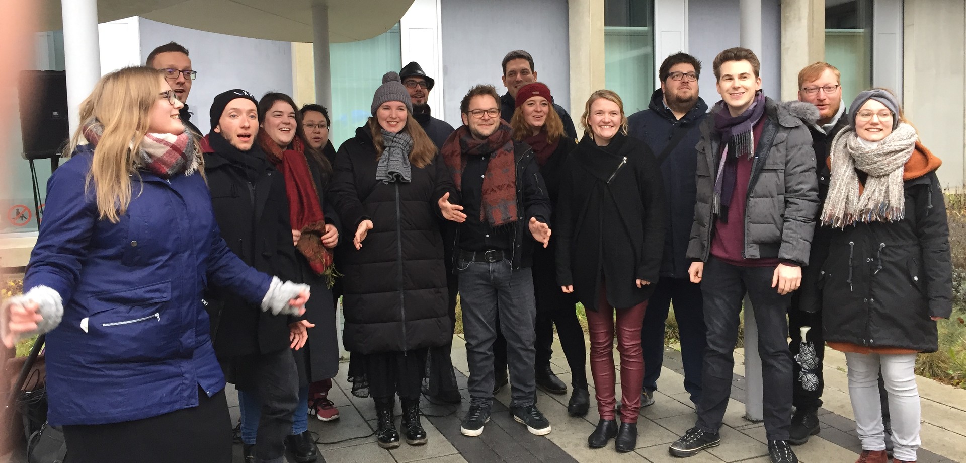 Der Chor "Sounding People" aus Dortmund vor dem Phönix-Haus der LWL-Klinik Dortmund