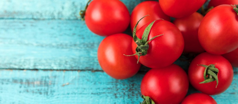 Tomaten auf einer groben Tischplatte
