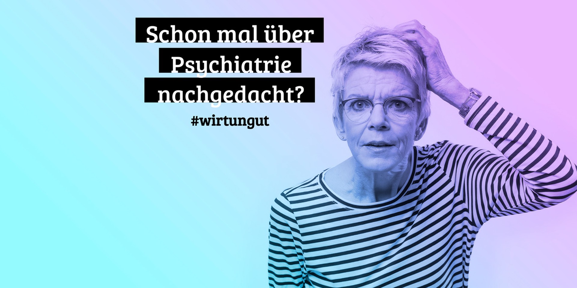 Eine Frau mit Kurzhaarschnitt fasst sich erstaunt an den Kopf