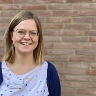 Eine junge Frau trägt eine Brille. sie lächelt in die Kamera Eine junge Frau trägt eine Brille. sie lächelt in die Kamera