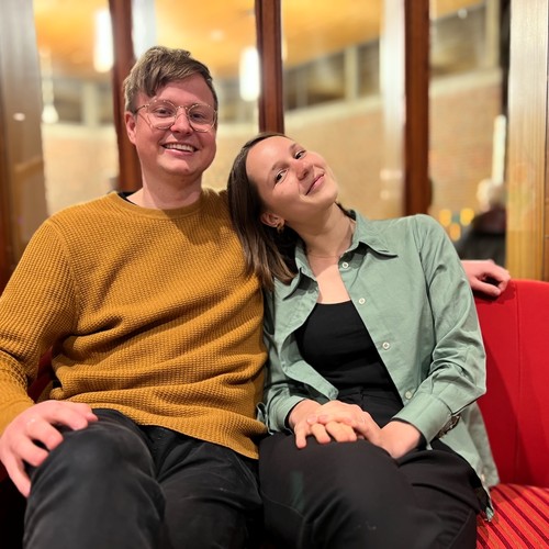Florian Wintels und Tabea Farnbacher sitzen auf einer Couch