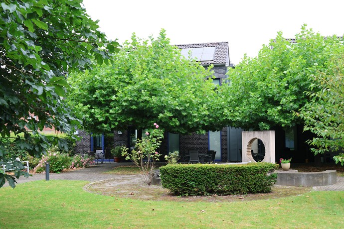 Blick in den Innenhof der Tagesklinik